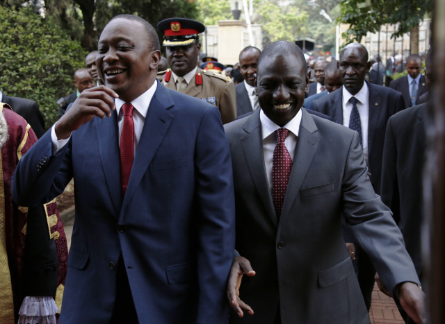 Prezident Uhuru Kenyatta (vlevo) a viceprezident William Ruto.