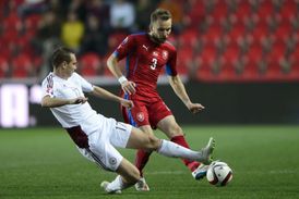 ČR - Lotyšsko, kvalifikační utkání fotbalistů o postup na mistrovství Evropy, 28. března v Praze. Zleva Arturs Zjuzins z Lotyšska a český reprezentant Michal Kadlec.