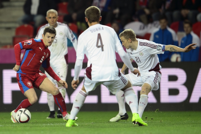 Václav Pilař se probíjí přes hráče Lotyšska.