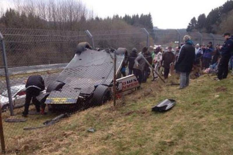 Trosky závodního automobilu.