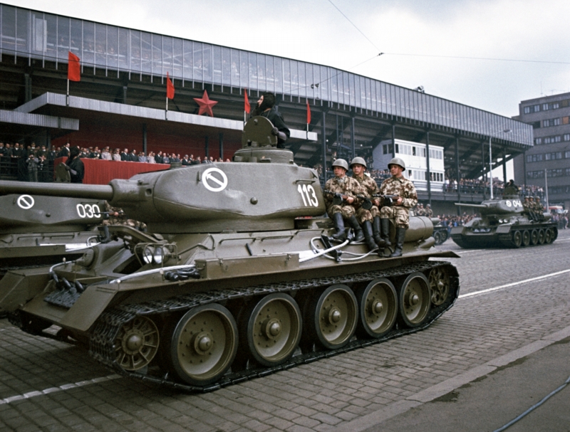 Pětadvacáté výročí osvobození Československa Sovětskou armádou - vojenská přehlídka na Letenské pláni v Praze. Na fotce tank T-34.