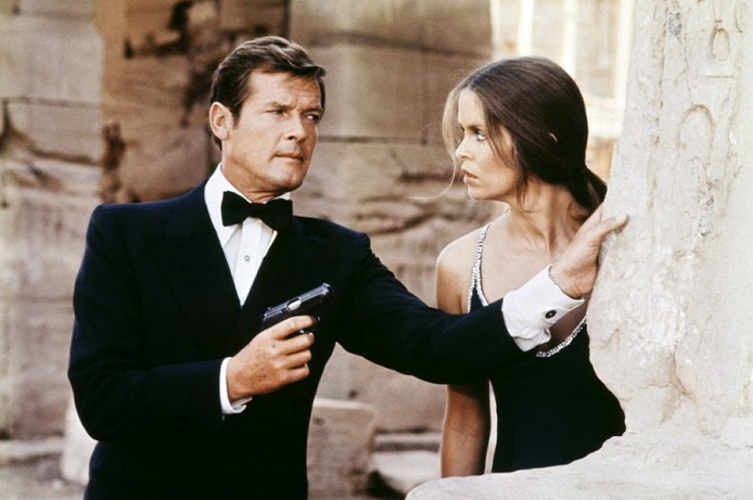 Roger Moore a Barbara Bachová v bondovce Špion, který mě miloval.