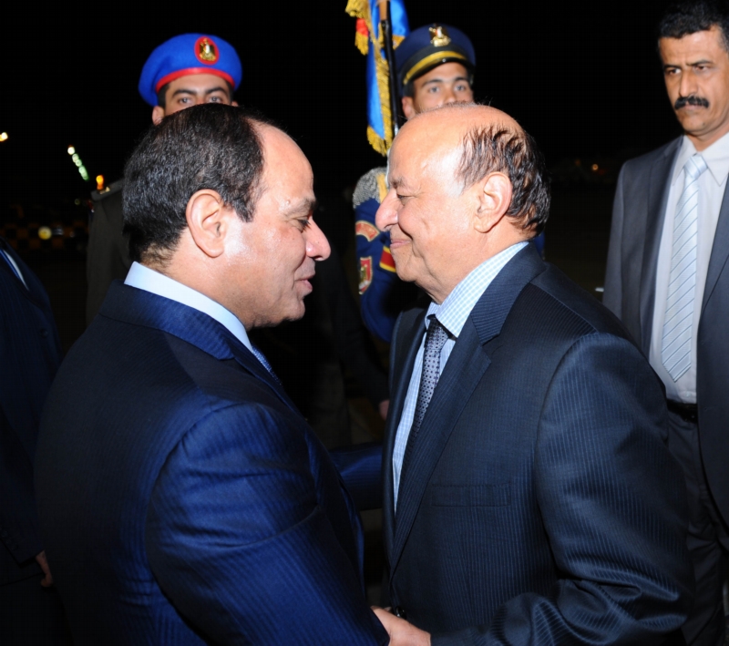 Svržený jemenský prezident Abdar Rabbú Mansúr Hadí (vpravo) je vítán egyptským prezidentem Abdalem Fattáhem Sísím po příjezdu na Arabský summit.