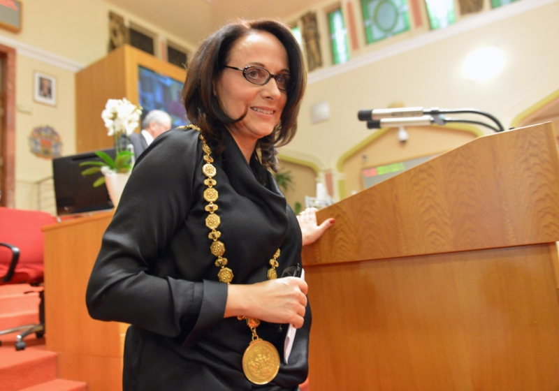 Adriana Krnáčová s primátorským řetězem. Adriana Krnáčová s primátorským řetězem.
