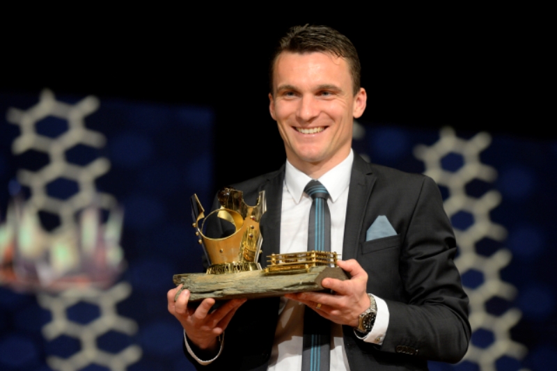 David Lafata s trofejí pro vítěze ankety Fotbalista roku.