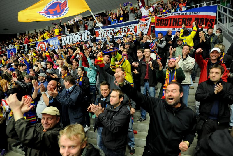 Hokejový klub ČEZ Motor České Budějovice dostal od disciplinární komise extraligy pokutu 30.000 korun za pokus o napadení hlavního rozhodčího, který se na jihu Čech odehrál po druhé třetině pátečního utkání 2. kola baráže o nejvyšší soutěž proti Slavii. Hokejový klub ČEZ Motor České Budějovice dostal od disciplinární komise extraligy pokutu 30.000 korun za pokus o napadení hlavního rozhodčího, který se na jihu Čech odehrál po druhé třetině pátečního utkání 2. kola baráže o nejvyšší soutěž proti Slavii.