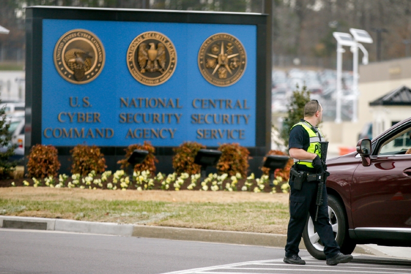 Policie před areálem NSA.