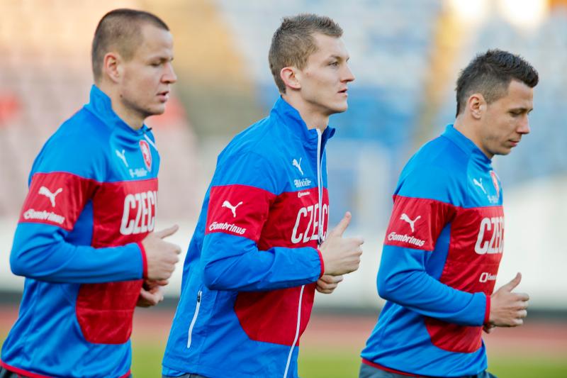 Hráči, kteří čekají na svou šanci. Zleva: Adam Hloušek, Tomáš Necid, Marek Suchý.