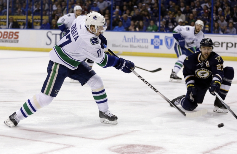 Vrbata skóruje v zápasu Vancouver St. Louis.