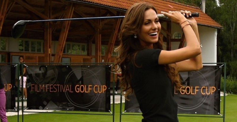 Modelka Eliška Bučková na hřišti ve Varech.