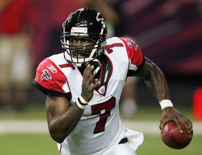 Vedení ligy amerického fotbalu NFL potrestalo tým Atlanta Falcons za to, že v domácích zápasech pouštěl do reproduktorů na stadionu předtočený hluk publika. Vedení ligy amerického fotbalu NFL potrestalo tým Atlanta Falcons za to, že v domácích zápasech pouštěl do reproduktorů na stadionu předtočený hluk publika.