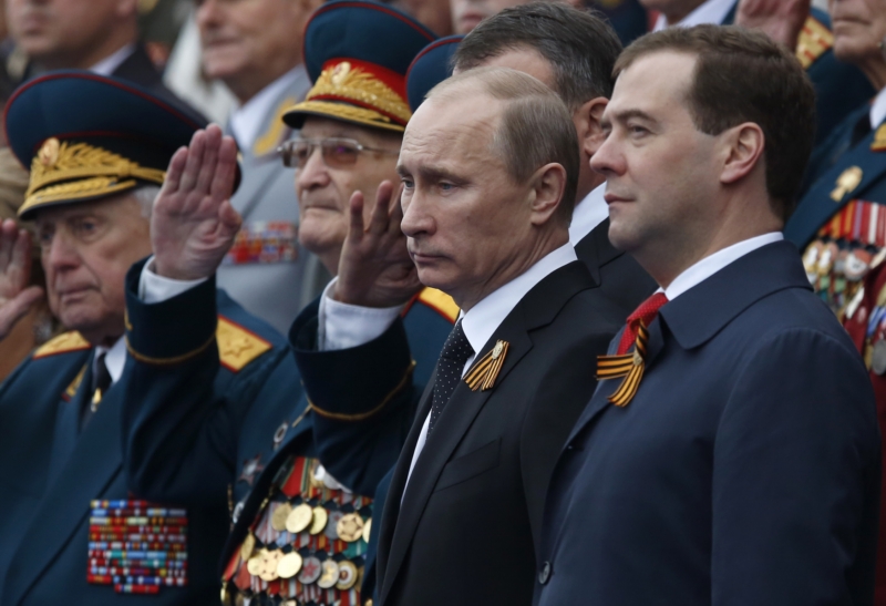 Vladimir Putin (vlevo) a Dmitrij Medveděv při oslavách konce druhé světové války (snímek z roku 2012). Vladimir Putin (vlevo) a Dmitrij Medveděv při oslavách konce druhé světové války (snímek z roku 2012).
