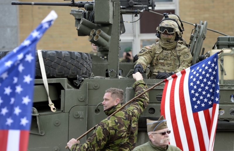 Vozidla konvoje americké armády v pražské Ruzyni.