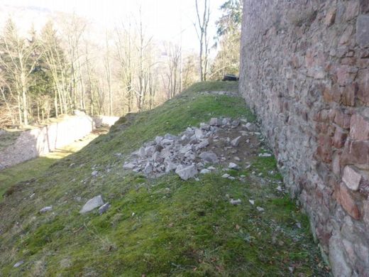 Letošní zahájení sezony musí bý kvůli vydrolení zdi odloženo.