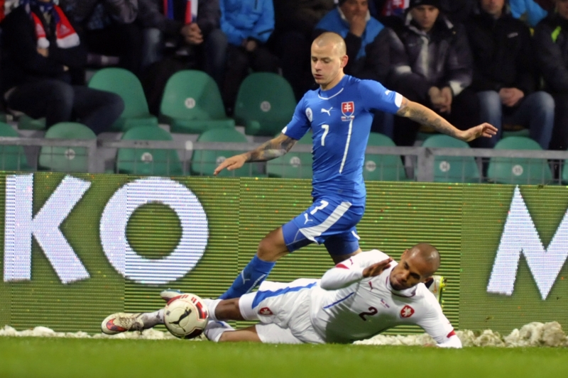 Přípravné fotbalové utkání Slovensko - ČR 31. března v Žilině. Zleva Vladimír Weiss ze Slovenska a český reprezentant Theodor Gebre Selassie.