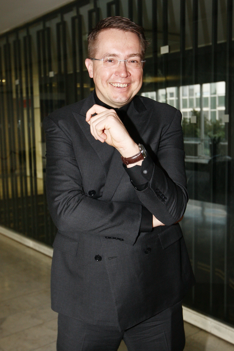 Roman svou profesí žije.