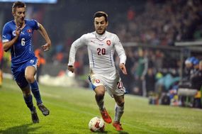 Přípravné fotbalové utkání Slovensko - ČR 31. března v Žilině. Zleva Ján Greguš ze Slovenska a český reprezentant Martin Pospíšil.