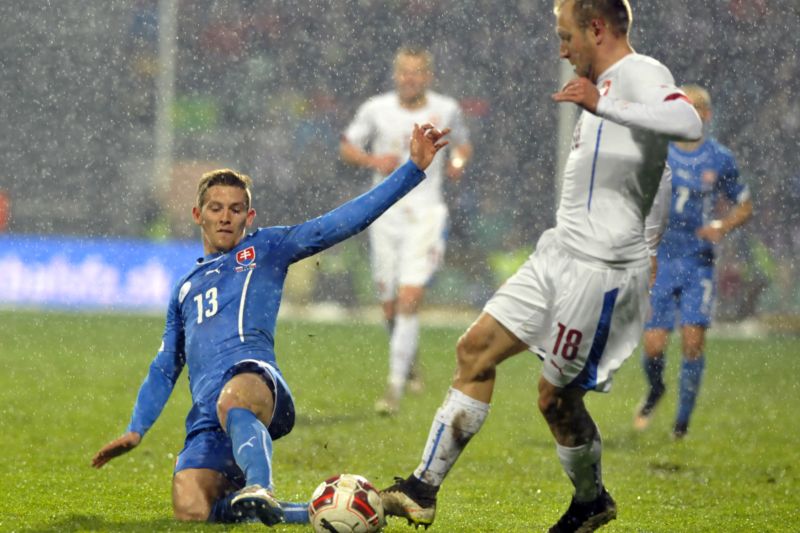 Přípravné fotbalové utkání Slovensko - ČR 31. března v Žilině. Zleva Patrik Hrošovský ze Slovenska a český reprezentant Daniel Kolář.
