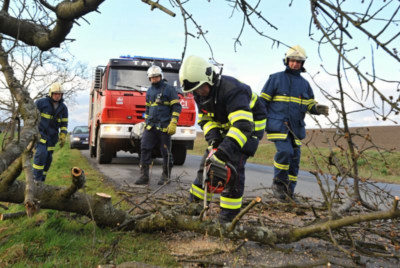 Hasiči měli kvůli silnému větru čtrnáctkrát více výjezdů než obvykle. Hasiči měli kvůli silnému větru čtrnáctkrát více výjezdů než obvykle.
