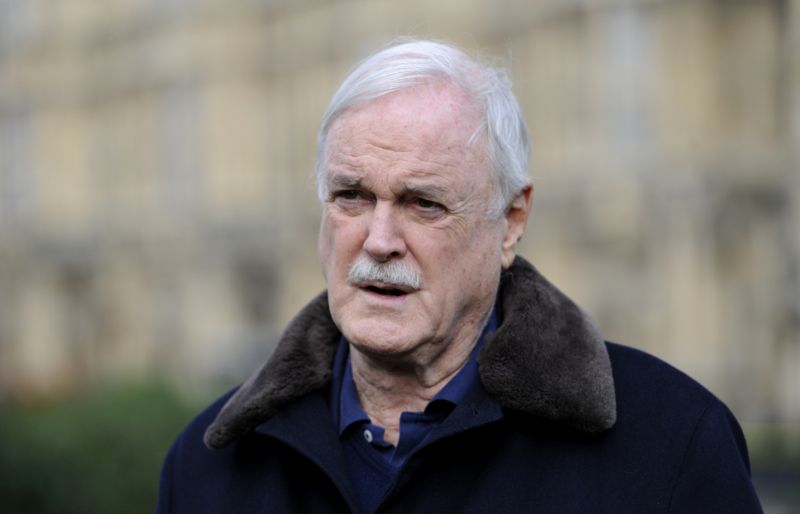 John Cleese zaplatil tučné alimenty.