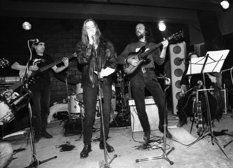 Dobová fotografie z klubu Bunkr. Koncert Plastic People 1991. 