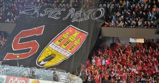 Také v Praze panovala skvělá atmosféra. "Za své město, za svůj klub" stálo na plachtě sparťanských fanoušků. Také v Praze panovala skvělá atmosféra. "Za své město, za svůj klub" stálo na plachtě sparťanských fanoušků.