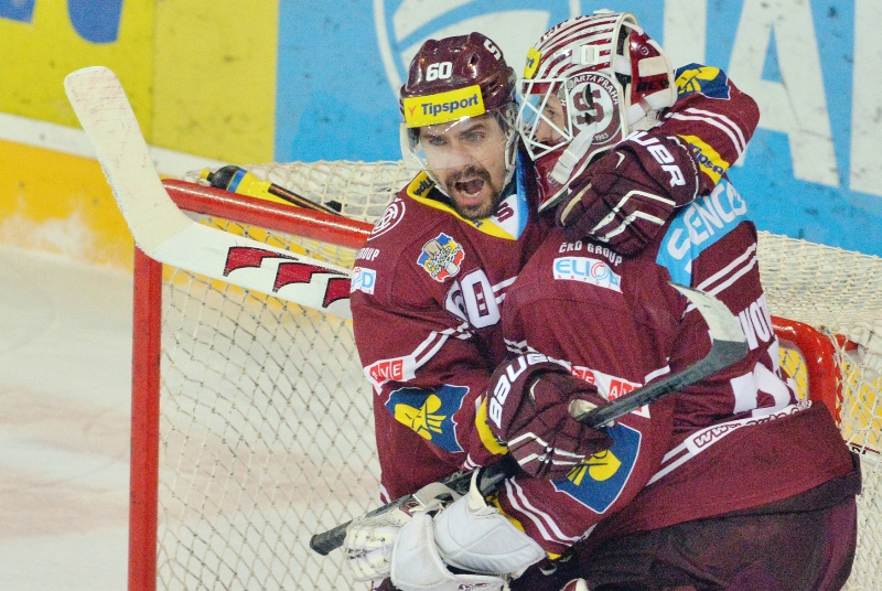 Kapitán Sparty Tomáš Rolinek oslavuje vítězství s brankářem Filipem Novotným. Kapitán Sparty Tomáš Rolinek oslavuje vítězství s brankářem Filipem Novotným.