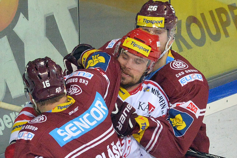 Třinecký kapitán Rostislav Klesla v sevření dvou sparťanů.