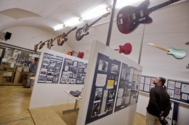 Návštěvník si prohlíží expozici věnovanou Jiřímu Šlitrovi v Popmuseu.