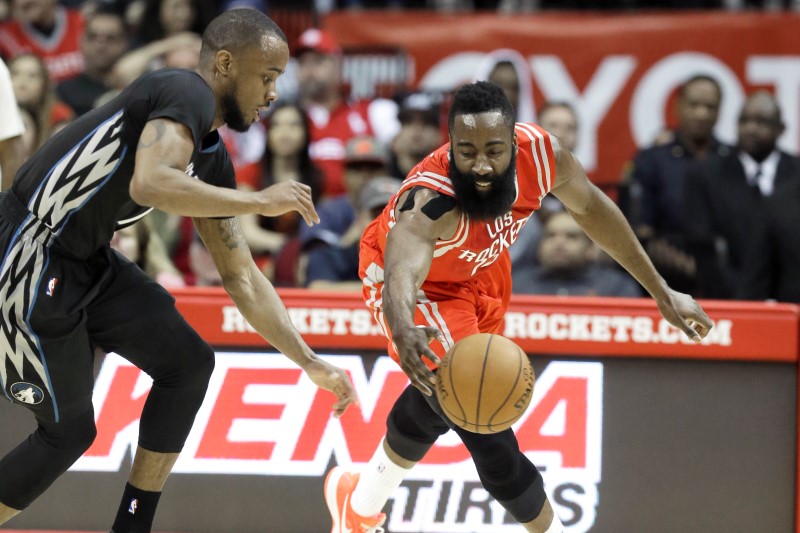 Basketbalista James Harden (vpravo) si v NBA vylepšil střelecký rekord na 51 bodů a ve středečním utkání pomohl Houstonu k výhře 115:111 nad Sacramentem. 