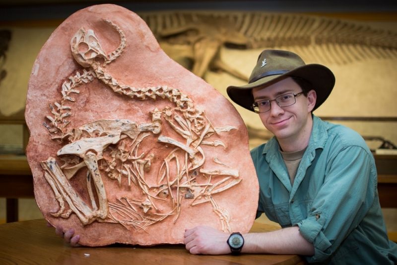 Scott Persons s fosilií dvou oviraptorů, kteří zahynuli před 75 miliony let.