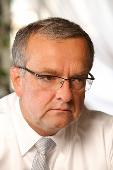 Na to Miroslav Kalousek reagoval tím, že na rozdíl od Babiše ve středu pracoval a byl i střízlivý.