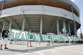Fanoušci Bohemians protestovali proti přesídlení do Edenu.