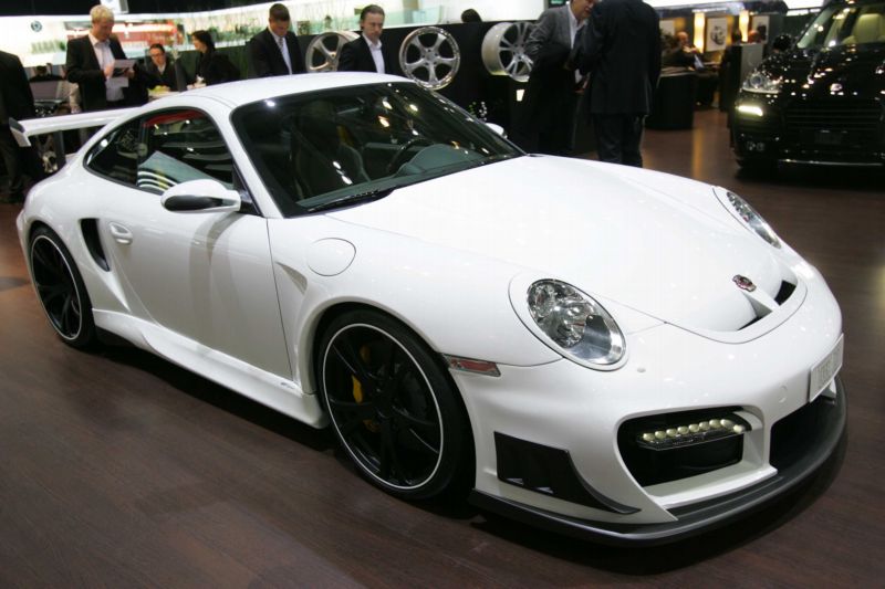 Všechny typy vozu Porsche 911 projedou Prahou 18. dubna.