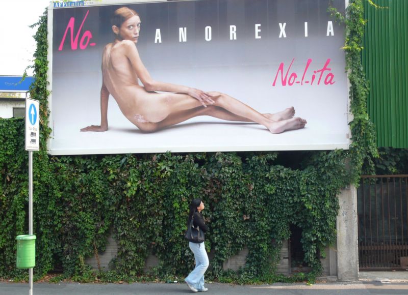 Známá modelka Isabelle Carová, která pózovala na "antianorektických" fotografiích Olivera Toscaniho. Fotografie na billboardech i v novinách upozorňovali na nebezpečí anorexie.