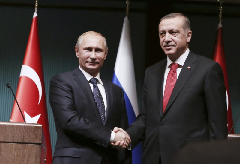 Ruský prezident Vladimir Putin (zleva) a turecký prezident Recep Tayyip Erdogan. Ruský prezident Vladimir Putin (zleva) a turecký prezident Recep Tayyip Erdogan.