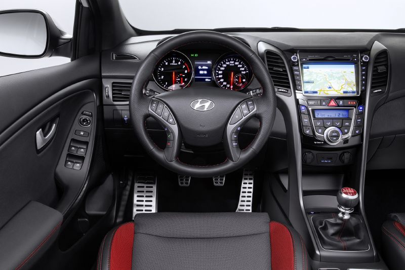 Sportovní kokpit nového modelu Hyundai i30 Turbo.