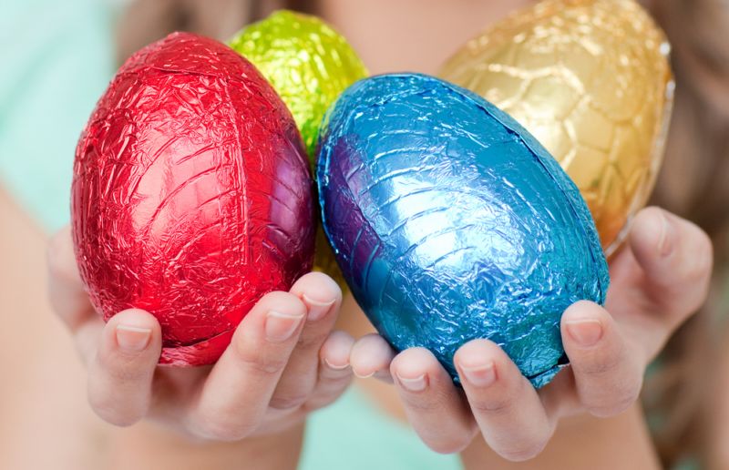 Pokud děvče přinese kapitánovi lodě čokoládové vajíčko, bude mít velikonoční plavbu zdarma. Pokud děvče přinese kapitánovi lodě čokoládové vajíčko, bude mít velikonoční plavbu zdarma.