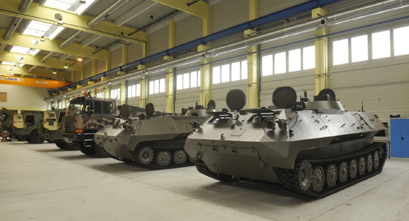 Vojenská technika v jedné z hal společnosti Excalibur Army.