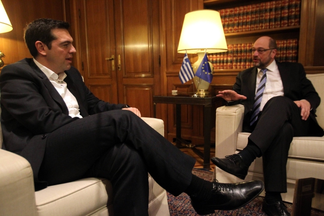 Řecký premiér Alexis Tsipras (vlevo) a předseda EP Martin Schulz. Řecký premiér Alexis Tsipras (vlevo) a předseda EP Martin Schulz.
