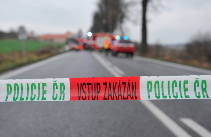 Policie a hasiči zasahují u autonehody (ilustrační foto). Policie a hasiči zasahují u autonehody (ilustrační foto).