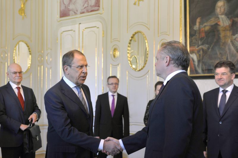 Ruský ministr zahraničí Sergej Lavrov (vlevo) a slovenský prezident Andrej Kiska. Ruský ministr zahraničí Sergej Lavrov (vlevo) a slovenský prezident Andrej Kiska.