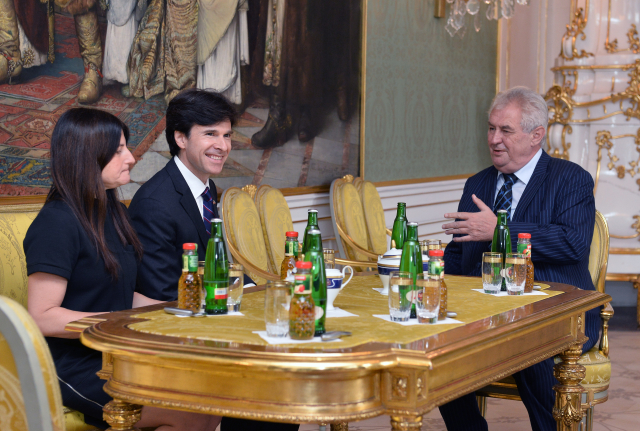 Prezident Miloš Zeman s velvyslancem Andrewem Schapirem a jeho manželkou Tamarou Newbergerovou.