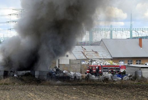 Po 13. hodině dostali hasiči plameny pod kontrolu.