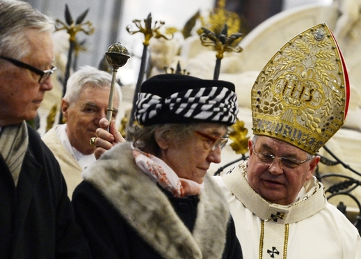 Kardinál Dominik Duka přítomné návštěvníky pokropil křestní vodou.