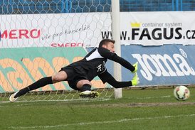 Jiří Pavlenka se stává specialistou na chytání penalt.