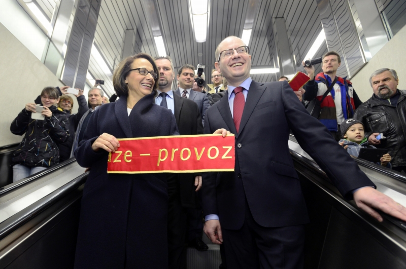 Pražská primátorka Adriana Krnáčová a premiér Bohuslav Sobotka při otevření nového úseku trasy A pražského metra.