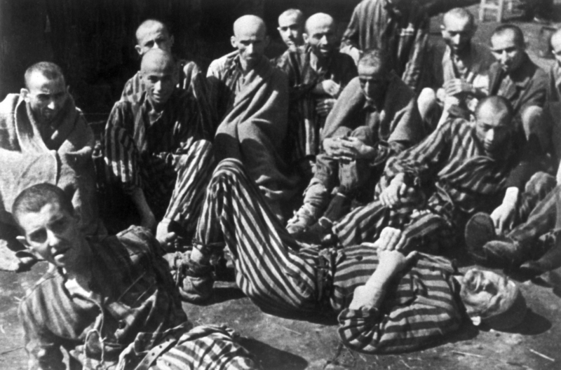 Vězni v koncentračním táboře Terezín (snímek z roku 1945). Vězni v koncentračním táboře Terezín (snímek z roku 1945).