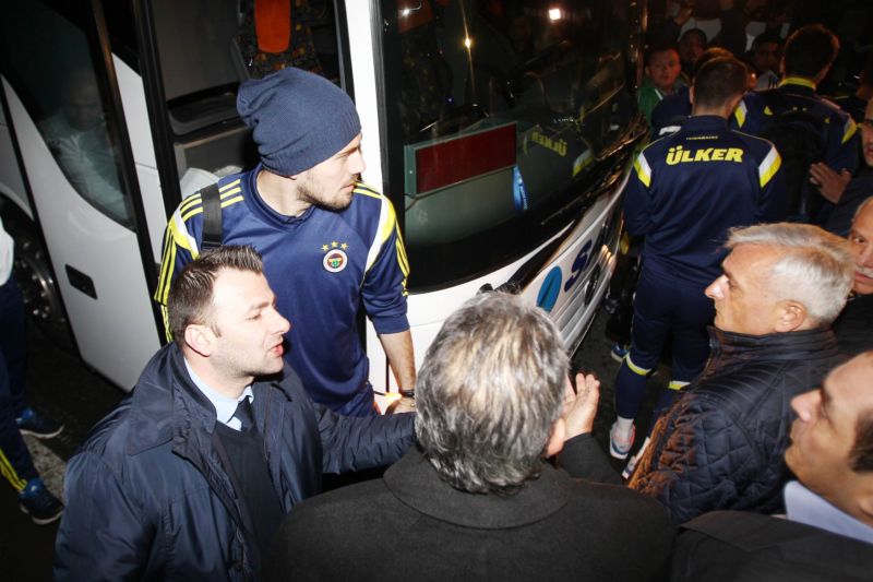 Prostřílený klubový autobus. 