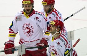 Utkání 50. kola hokejové extraligy: HC Slavia Praha - HC Oceláři Třinec, 18. února v Praze. Autor prvního gólu Třince Erik Hrňa (vpravo dole) se spoluhráči Tomášem Linhartem (vlevo) a Lukášem Galvasem (vpravo nahoře)